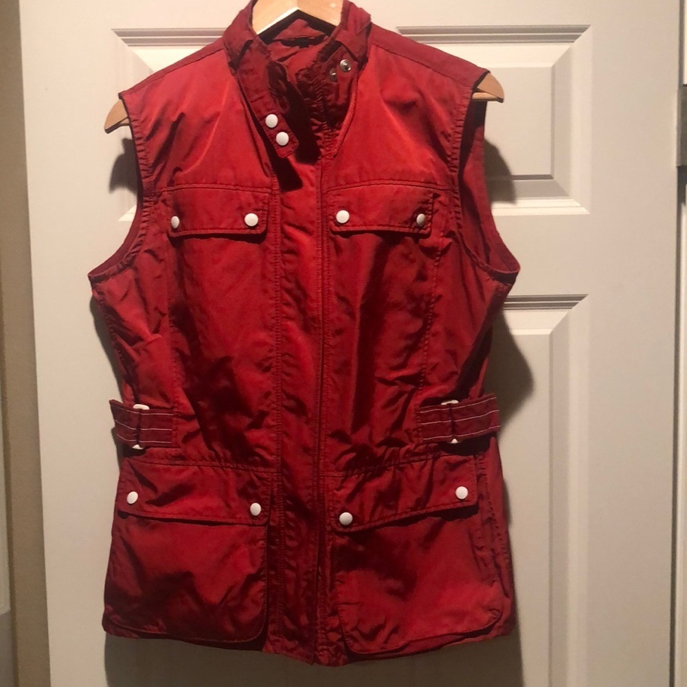 FAY red waterproof vest with zip & front pockets. Super cute detail